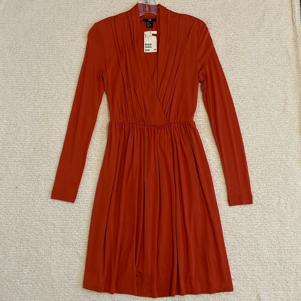 H&M CINCHED WAIST LONG SLEEVE DRESS- V-NECK IN SIZE SMALL